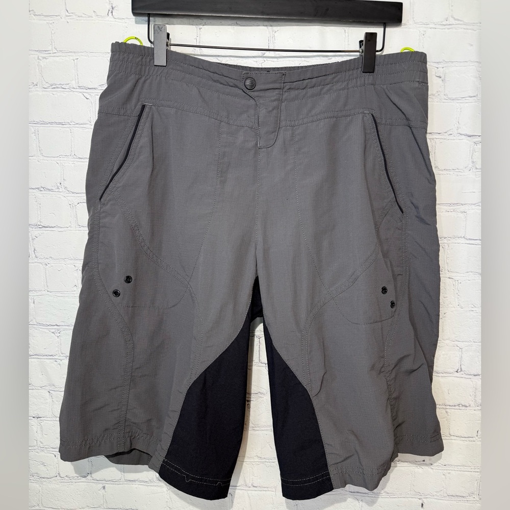 SUGOI size large grey & black lined & padded men’s biker shorts